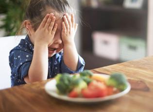 Uzmanlar uyarıyor: Yemek seçen çocukların zihinsel gelişimi gerileyebilir!