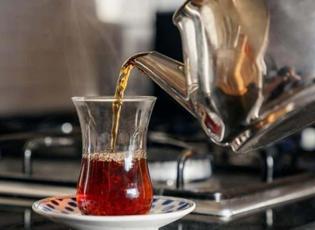 Çay demlerken en çok yapılan hataya dikkat! Çayın acımaması için bu yöntemi deneyin