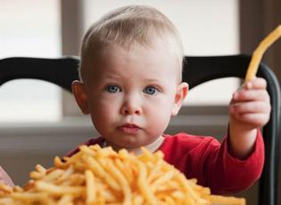 Çocuklar için tehlike çanları çalıyor: 10 çocuktan 1'i obez!