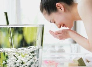 Maden suyuyla yüz silmek gerçekten işe yarıyor mu? Uzmanlar açıkladı!