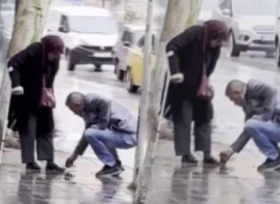 50 yaşındaki adam annesinin çamurlu ayakkabılarını yağmur suyunda elleriyle temizledi!
