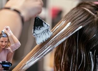 Kuaföre gitmeden saç boyasını açmanın pratik yolu: Karbonat ve zeytinyağı yöntemi