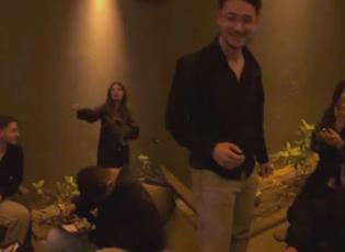 Tüm tabuları yıktı: Erkek arkadaşının doğum gününde önünde diz çökerek evlenme teklifi etti!