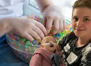 Basit bir oyuncak sonu oluyordu! Küçük bebeğin talihsiz kazası annesinin hayatını değiştirdi