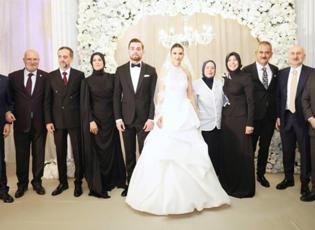 Siyaset dünyası bu düğünde buluştu: Zeynep Özer ve Batuhan Ersoy evlendi