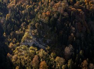 Tarihi doku doğanın görkemiyle buluştu: Sümela ve Vazelon manastırları güz renkleriyle buluştu