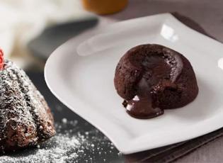 Çikolata tutkunlarına müjde: Dakikalar içinde hazır 'volkan kek' tarifi!