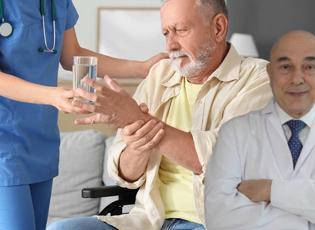 Bu belirtiye dikkat: Parkinson'un ilk sinyali 'basit' bir titreme olabilir