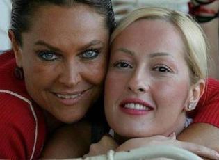 Helin Avşar'dan ablası Hülya Avşar'a sitem: "Zorluyor, yalan söylememeyim"