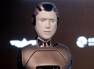 Rusya'nın ilk yapay zeka destekli robotu AIDOL, tanıtım etkinliğinde yere kapaklandı!