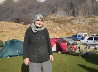 Yaşına meydan okuyan kadın: 73’lük dağcı herkesin hayranlığını kazandı!