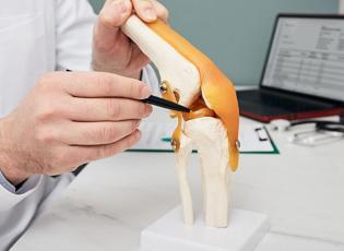 Menisk&uuml;s yırtıklarında doğru tedavi şart: Hangi durumda ameliyat şart?