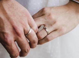 Magazin d&uuml;nyası onları konuştu: 2025 yılında evlenen &uuml;nl&uuml; isimler