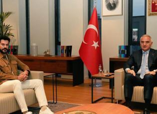 &Uuml;nl&uuml; oyuncu Burak &Ouml;z&ccedil;ivit&rsquo;ten Bakan Ersoy&rsquo;a ziyaret!