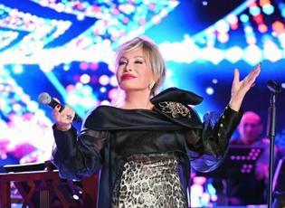 B&uuml;t&uuml;n şarkıları canlı okudu! Emel Sayın performansıyla &ouml;vg&uuml; topladı