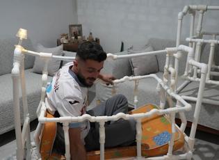 Doğacak kızı için borudan beşik yaptı! İçine girip test eden tesisatçının o anları gündem oldu