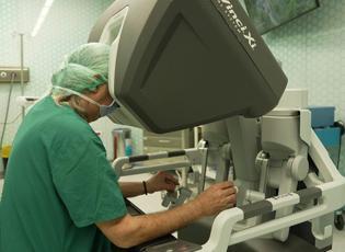 &Ccedil;ığır a&ccedil;an y&ouml;ntem: Neşterin yerini robot kolları aldı!