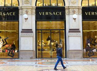 İtalyan devinin kanatları altında: Prada Versace'yi dudak uçuklatan fiyata satın aldı!