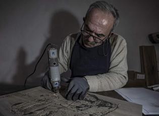 Emekli Doktor Yakup İşleyen, Oltu taşını ahşap oymacılığıyla sanata d&ouml;n&uuml;şt&uuml;r&uuml;yor