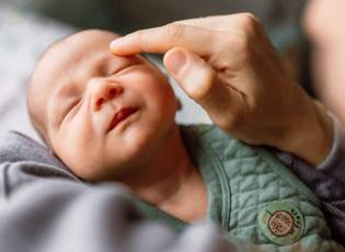 Evliliklerini bebekle ta&ccedil;landırdılar: 2025 yılında bebek sahibi olan &uuml;nl&uuml; &ccedil;iftler