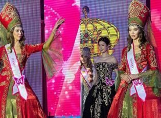 Osmanlı moda tasarımcısı Sabiha Alakuşu imzalı kost&uuml;m d&uuml;nya birincisi oldu!