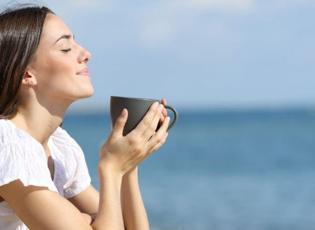 Uzman isimden şaşırtan a&ccedil;ıklama: Kahveyi g&uuml;neş altında i&ccedil;in kanseri &ouml;nleyin!