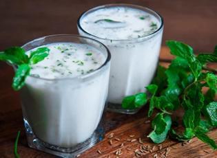 Bağırsakları motor gibi &ccedil;alıştırıyor şişkinliği unutturuyor: Ayranın i&ccedil;ine bir kaşık ekleyin