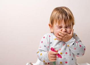 &Ccedil;ocuk doktoru uyardı: Bebeğinizi boğmacaya kurban etmeyin