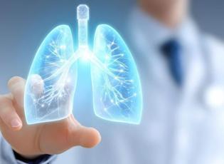 Uzmanlar eczaneye değil mutfağınıza gidin, diyor: Akciğerleri filtre gibi temizleyen besinler!