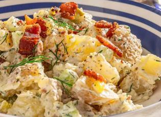 Sofraların yeni yıldızı: Fırın patatesli yoğurtlu salata tarifi