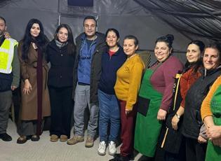 Deniz &Ccedil;akır, Hatay'da depremzedenin s&ouml;zleri karşısında konuşmakta g&uuml;&ccedil;l&uuml;k &ccedil;ekti