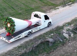 B&ouml;ylesi g&ouml;r&uuml;lmedi! Oto kurtarıcı &uuml;zerine yerleştirdiği dev buketle evlilik teklifi etti