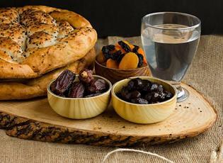 Sahurda ezan okunurken su i&ccedil;ilir mi?