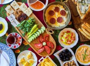 T&uuml;m g&uuml;n susuz ve yorgun hissetmeyin! Sahurda ne yenmez?