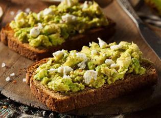 Diyet yapanlar i&ccedil;in sahurda tok tutan Avokadolu ekmek &uuml;st&uuml; tarifi