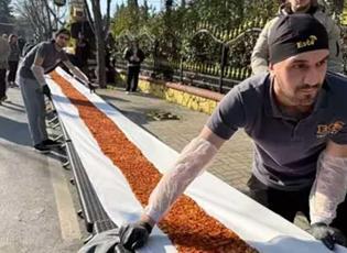 Rekor T&uuml;rkiye'den! D&uuml;nyanın en uzun lahmacunu g&ouml;renleri hayrete d&uuml;ş&uuml;rd&uuml;