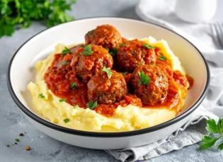 Kalabalık sofralar i&ccedil;in: Patates p&uuml;resi yatağında soslu k&ouml;fte tarifi