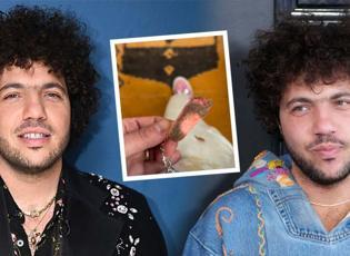 Kirli ayaklarıyla g&uuml;ndem olmuştu: Selena Gomez'in eşi Benny Blanco anahtarlığı olay oldu!