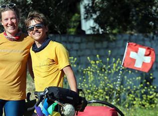 Bisikletle d&uuml;nya turuna &ccedil;ıkan İsvi&ccedil;reli &ccedil;ift T&uuml;rkiye'de: T&uuml;rk halkına hayran kaldılar!