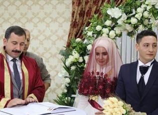 Bu d&uuml;ğ&uuml;n herkese &ouml;rnek oldu: Takı istemediler yetimleri davet ettiler