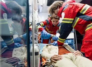 Kalp masajında ilk dakikalar kritik: Uzmanlardan doğru m&uuml;dahale uyarısı