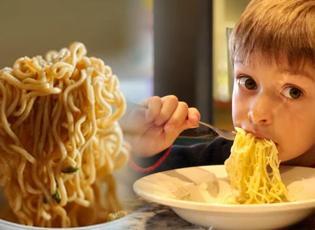Uzmanlar uyarıyor: &Ccedil;ocuklarda Noodle hipertansiyona yol a&ccedil;ıyor!