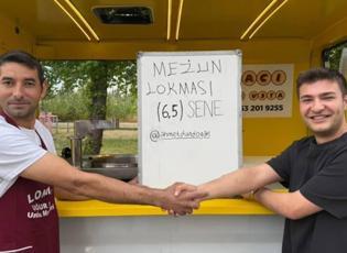 &Uuml;niversiteyi 6,5 yılda bitirdi! Kredi &ccedil;ekip "Mezun Lokması" d&ouml;kt&uuml;rd&uuml;!