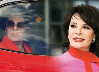 H&uuml;lya Ko&ccedil;yiğit'ten Sivas'ta nostaljik an: Film sahnesini yeniden canlandırdı