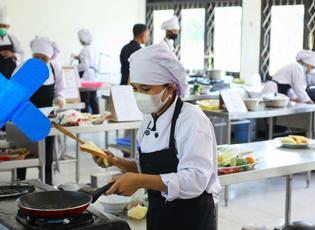 Şeflerin mavi yara bandı kullanmasının nedeni ortaya &ccedil;ıktı! İşte o katı gıda kuralı