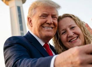 Babasını &ccedil;abuk unuttu: Trump&rsquo;ın kızı pop&uuml;lerliğini iş fırsatına &ccedil;evirdi!