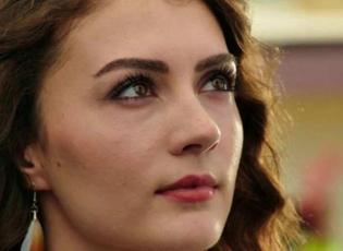G&uuml;zel oyuncu Burcu &Ouml;zberk ekranlara geri d&ouml;n&uuml;yor! Anlaşmaya varıldı