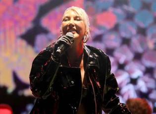 Hande Yener ticarete atıldı! Yıllardır sakladığı &ouml;zel eşyalarını satışa &ccedil;ıkardı