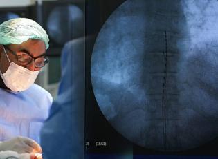 Omurilik piliyle ge&ccedil;meyen ağrılara son: Kronik ağrıyla yaşamak zorunda değilsiniz