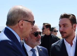 Sinan Ak&ccedil;ıl, Erdoğan&rsquo;la tokalaştığı anları paylaştı: "&Ouml;mr&uuml;mden yılları veririm"